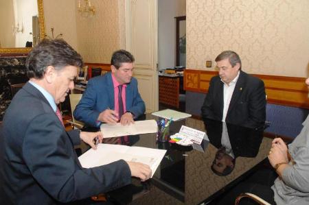 Imagen La Diputación y el Ayuntamiento de Ribota rubrican el convenio de colaboración con el futuro Museo de Etnografía de la localidad