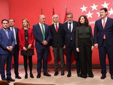 Imagen Miguel Ángel de Vicente acompaña a los presidentes de Castilla y León y Madrid en la firma de un protocolo para mejorar la atención sanitaria en la provincia