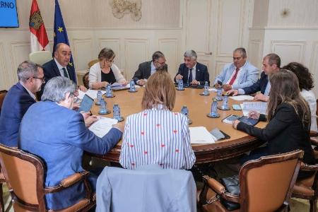 Imagen Diputación, Junta y ayuntamientos beneficiarios destinarán 300.000 euros para obras de reparación y mejora en los centros escolares de la provincia