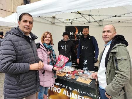 Imagen El ambiente prenavideño de la Feria del Acebo de Prádena cierra un año de recorrido por la provincia de la Caravana de Alimentos de Segovia